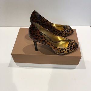 Brand New Gianni Bini animal print open toes pump